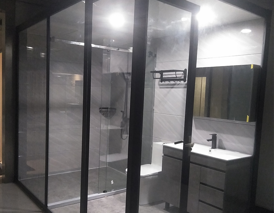 Banheiro com conjunto de vidro para parede externa