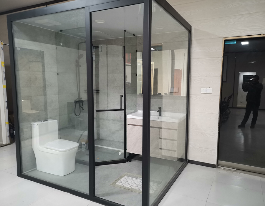 Banheiro com conjunto de vidro para parede externa